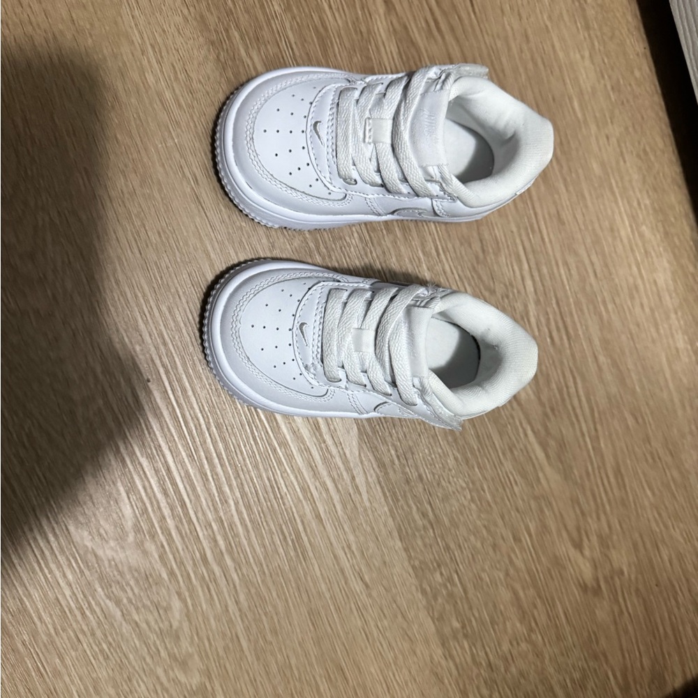 Classic White Kids' Sneakers with Padded Collar - Picture 1 of 4